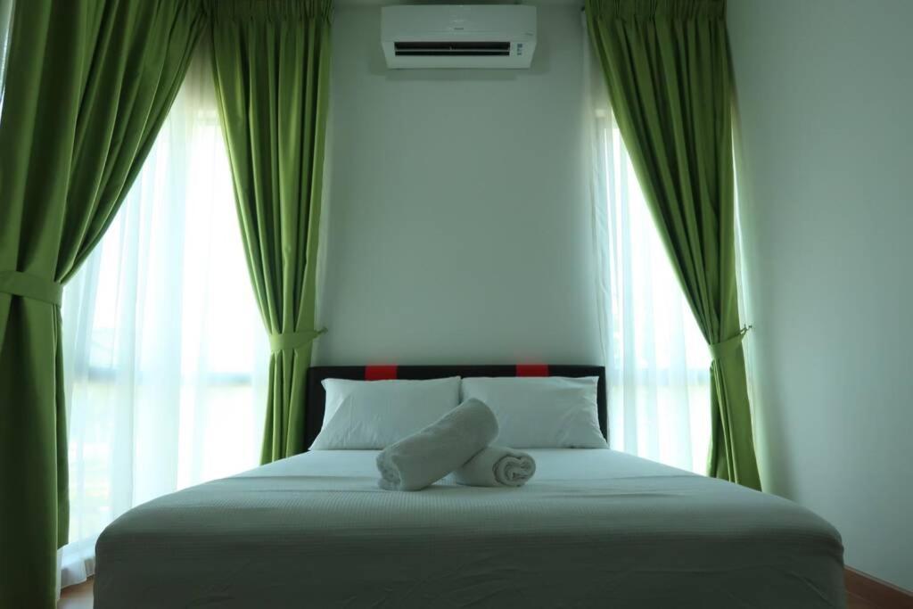 Promo Private Luxurious Nilai Vacation Home Bagian luar foto