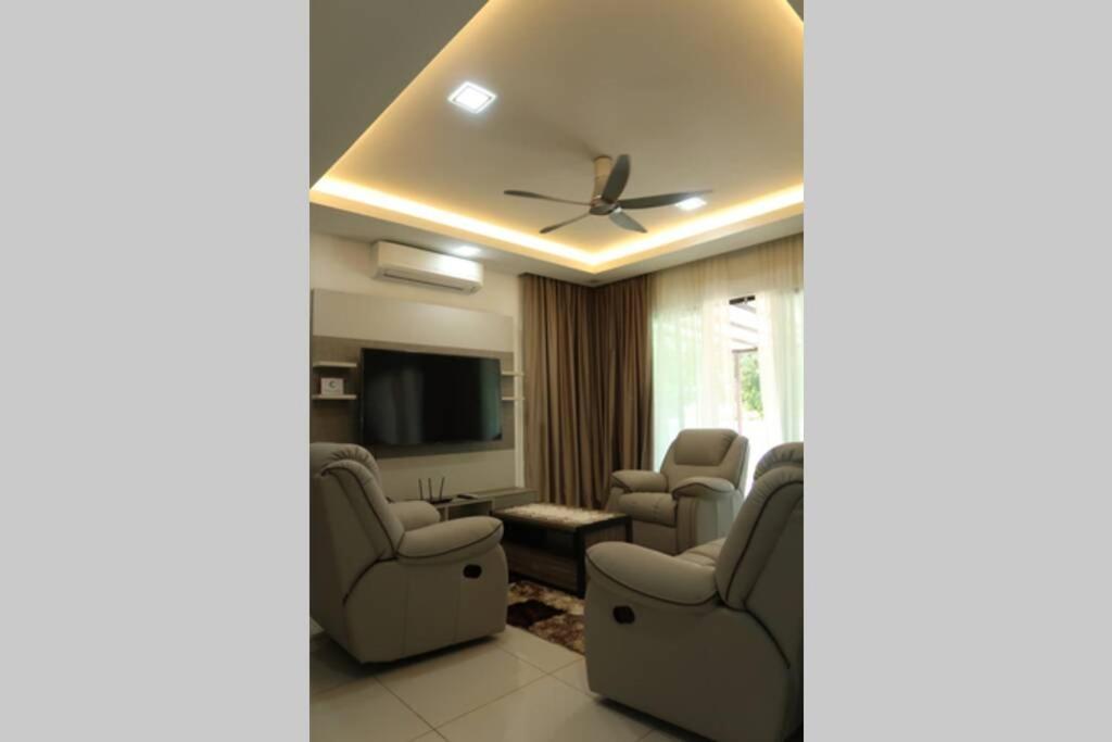 Promo Private Luxurious Nilai Vacation Home Bagian luar foto