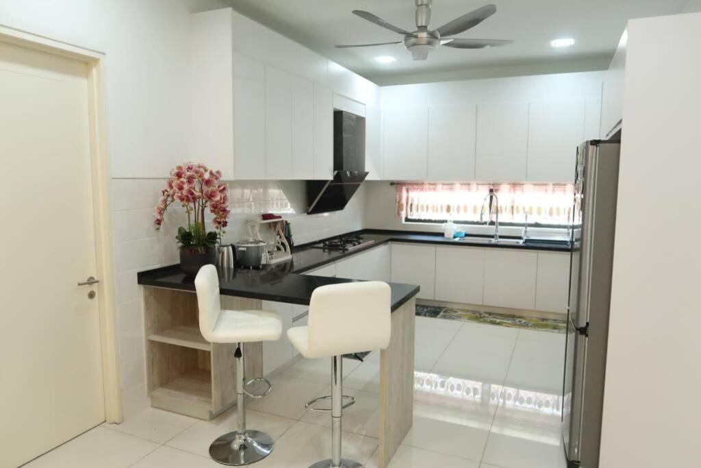 Promo Private Luxurious Nilai Vacation Home Bagian luar foto