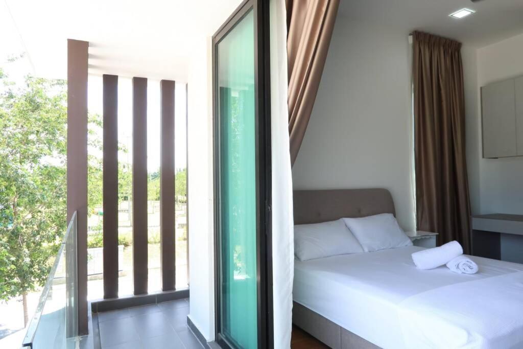 Promo Private Luxurious Nilai Vacation Home Bagian luar foto