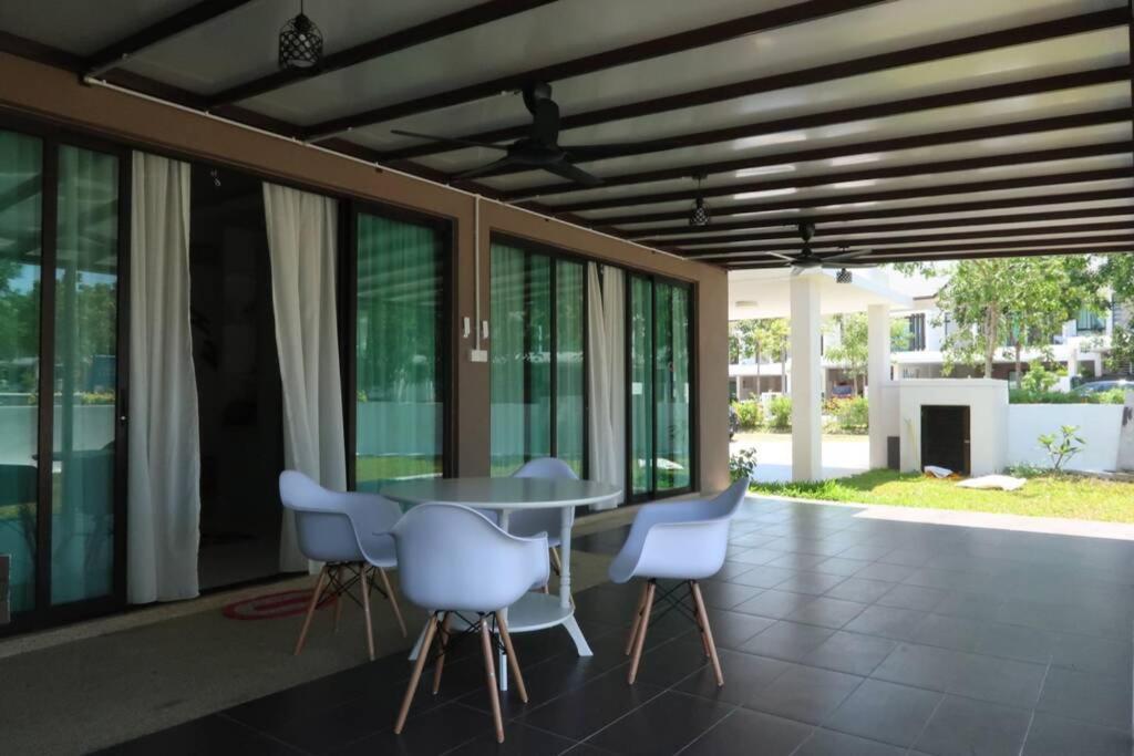 Promo Private Luxurious Nilai Vacation Home Bagian luar foto