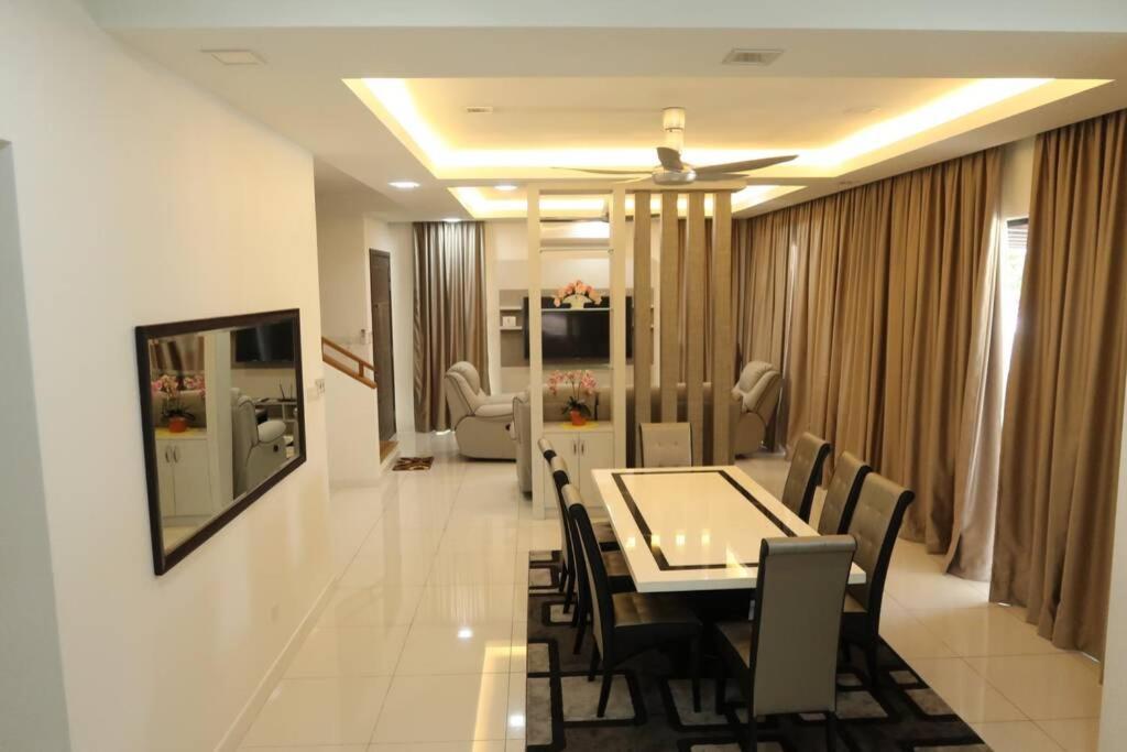 Promo Private Luxurious Nilai Vacation Home Bagian luar foto
