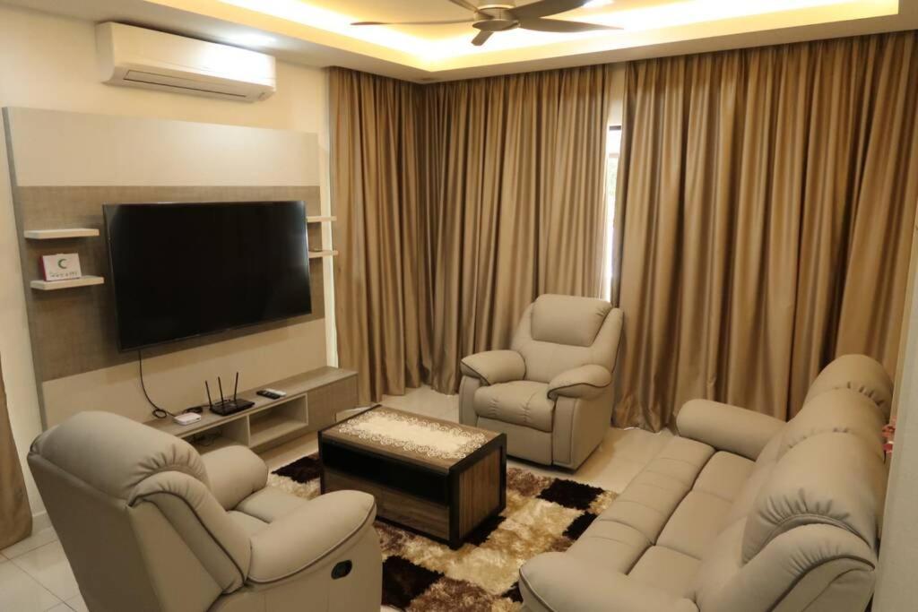 Promo Private Luxurious Nilai Vacation Home Bagian luar foto