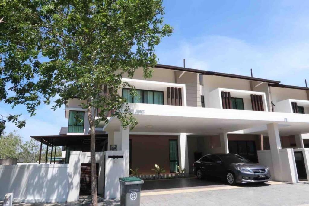 Promo Private Luxurious Nilai Vacation Home Bagian luar foto